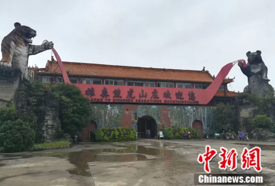 图为事发桂林雄森熊虎山庄门口。伍峰 摄