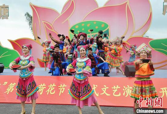 图为壮族歌舞表演。 黄艳梅 摄