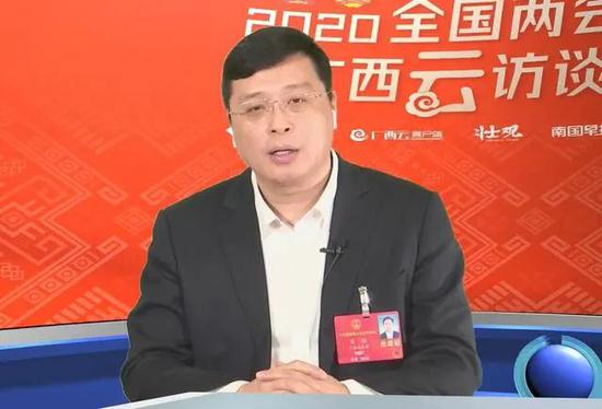 2020年全国两会期间,时任广西北部湾国际港务集团董事长的韦韬,接受广西日报-广西云“云”访谈。图源:广西云客户端。