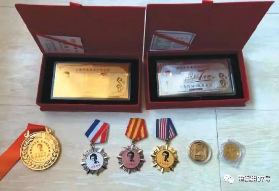 ▲一名傳銷人員家中收藏的各種款式的“五行幣”。新京報記者 劉經(jīng)宇 攝