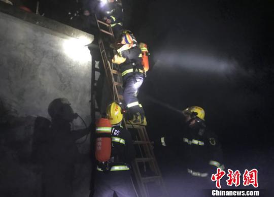 图为消防员解救被困婴儿。 郭敏屹 摄