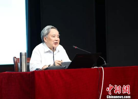 教育部统编本中小学语文教科书总主编温儒敏 钟欣 摄