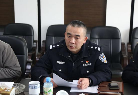 (交警支队相关负责人在会上通报情况)