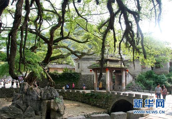 (游人在广西贺州黄姚古镇游览。新华社发 廖祖平摄)