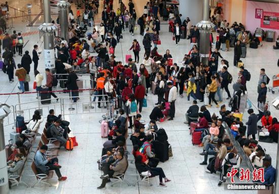 资料图:香港西九龙站迎来大批出入境旅客。中新社记者 张炜 摄