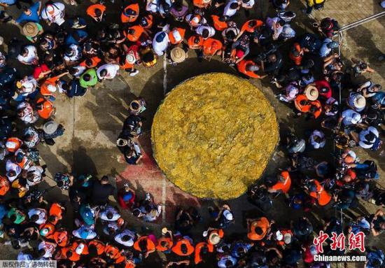 资料图:当地时间2015年9月2日,美国麻省理工学院动员大约500名师生,制造出一份重15000磅(约6803公斤)的超大份水果沙拉,打破吉尼斯世界纪录。