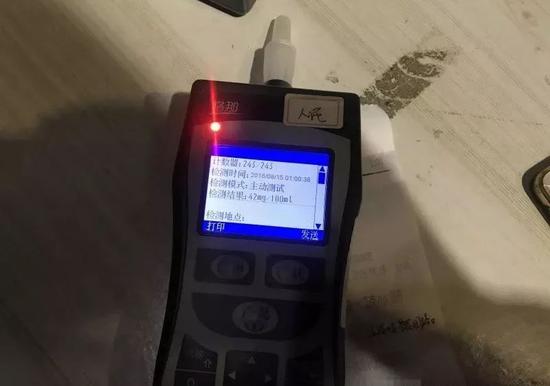 南宁交警查获一 酒驾哥 为躲避检测表演花式吹