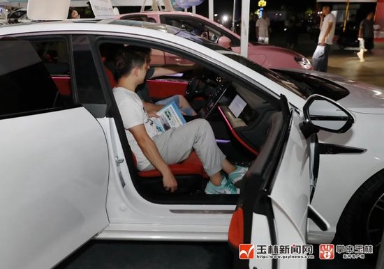 ▲在江南公园车展现场，市民坐上新车亲身体验、详细了解车辆的有关情况。