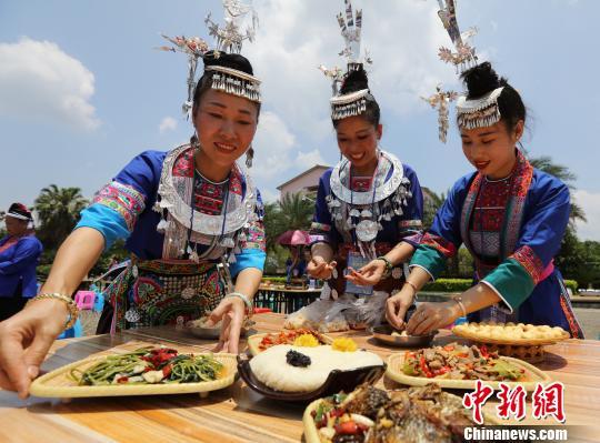 侗族女子在摆放侗族美食。 吴练勋 摄
