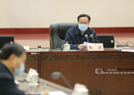 2月10日,自治区主席陈武主持召开自治区十三届人民政府第50次常务会议。记者梁凯昌 摄