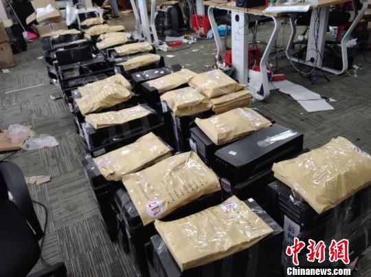 缴获的作案工具。成都警方供图