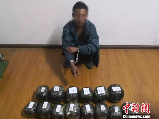 图为警方抓获的犯罪嫌疑人与缴获的毒品。 腾冲市公安局供图 摄