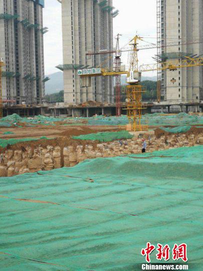 图为网友提供的绿地城项目桩基工程现场。网友供图