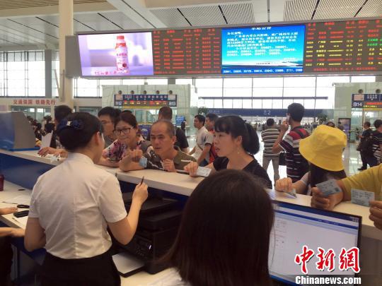 南宁火车东站工作人员耐心地接受旅客咨询。 刘劲杰 摄