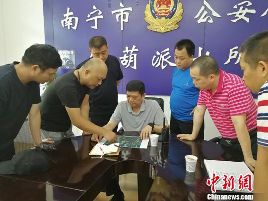 图为警方分析搜寻线路 钟欣 摄