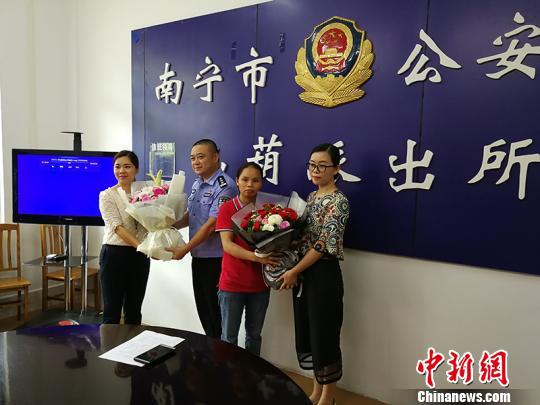 图为培训机构负责人表示感谢 林浩 摄