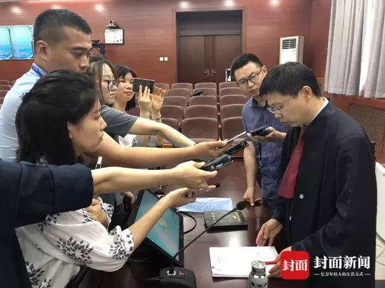 原告代理律师钟兰安在宣判后接受媒体采访