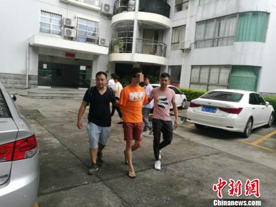 图为嫌疑男子被警方抓获。 黄宜明 摄
