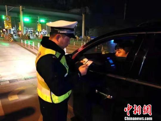图为执勤交警在高速收费站处开展夜查。河南高速交警总队供图