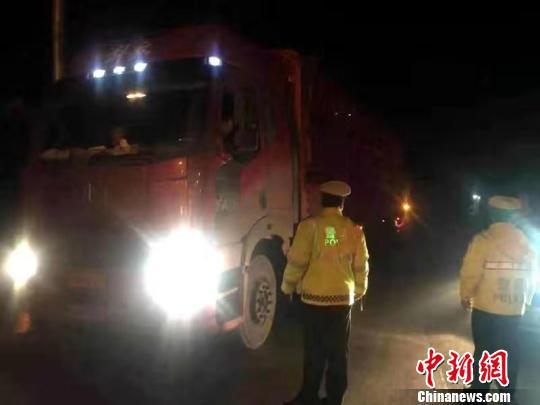 图为执勤交警队正在夜查。河南高速交警总队供图