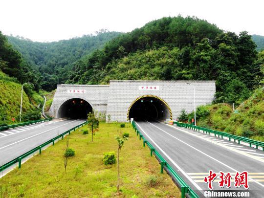 图为梧州环城高速下谭隧道。梧州环城高速项目方供图