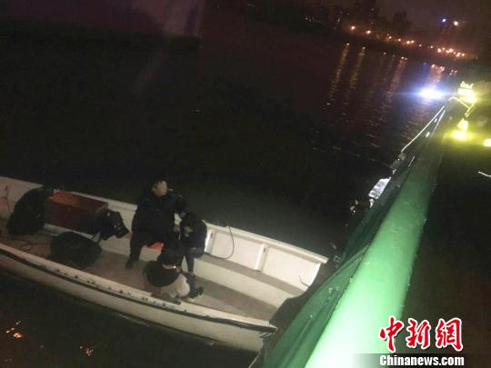 民警用冲锋舟将二人救起。 警方供图 摄