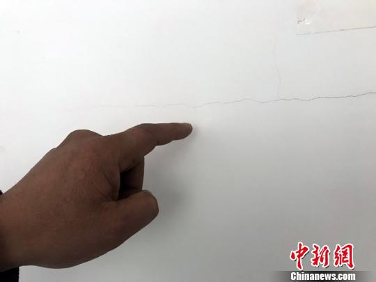 邓万里家出现的裂痕。 蒋雪林 摄