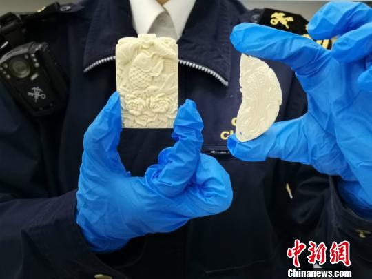 图为被查获的疑似象牙佛牌 蒋鑫 摄