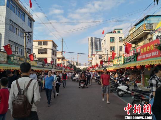 图为北海市侨港越南风情一条街。 翟李强 摄