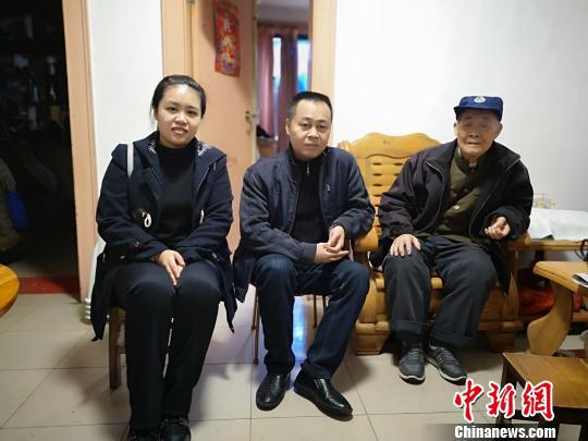 图为郭丽华与爸爸、爷爷,郭家三代均为铁路人。 林馨 摄