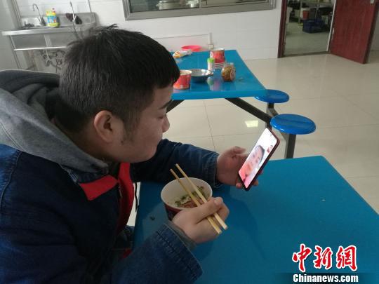 电力工人李海红与家人视频通话。受访者供图