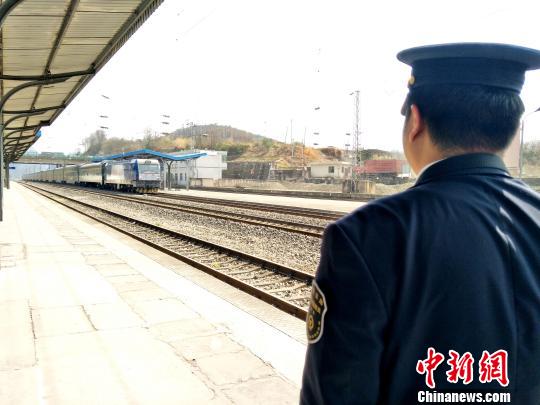 值班员刘鉴正在立岗接通过的客车。 王文龙 摄