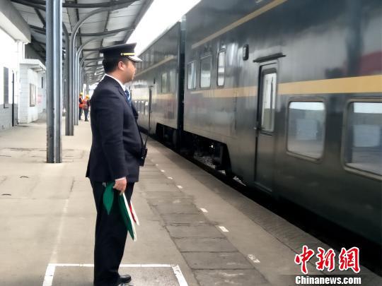 值班员刘鉴正在立岗接车。 王文龙 摄