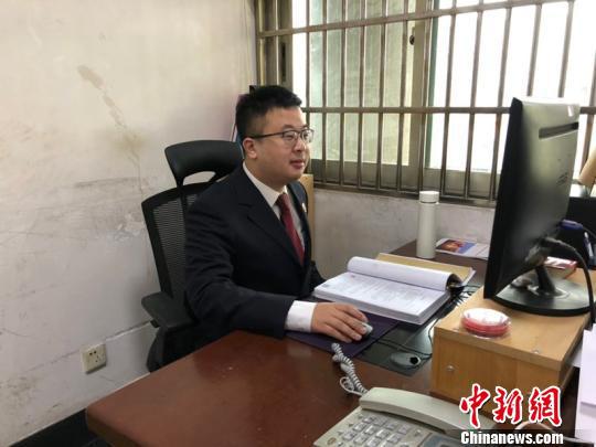 浙江省义乌市人民检察院以涉嫌诈骗罪对吴某某提起公诉 奚金燕 摄