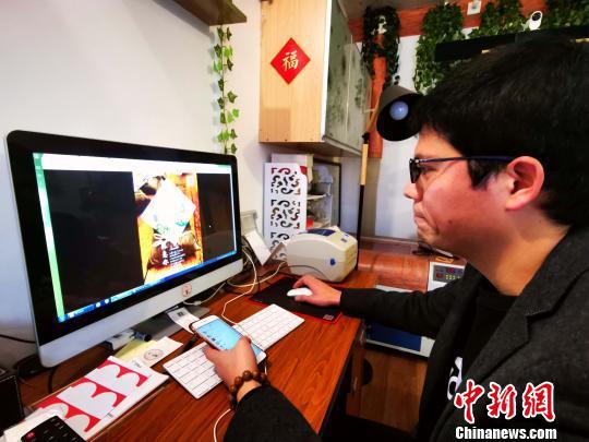 熊立志在接订单。 高东风 摄