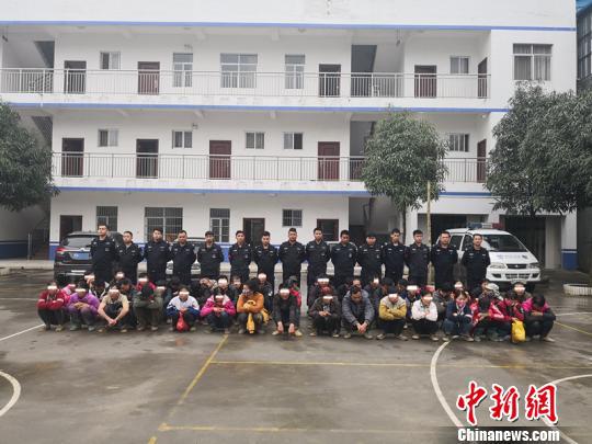 图为警方抓捕冻品走私团伙。 黄亮寨 摄