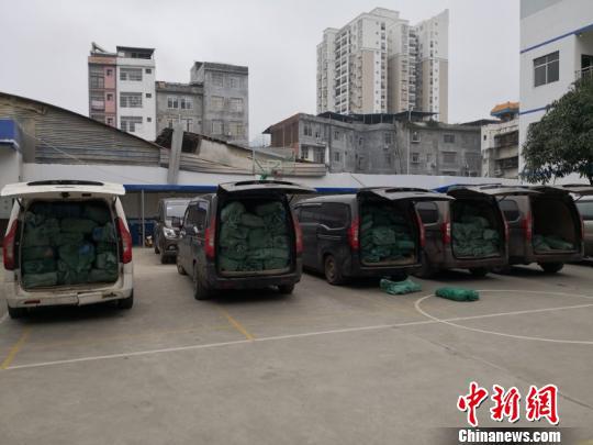 图为查货的走私冻品。 黄亮寨 摄