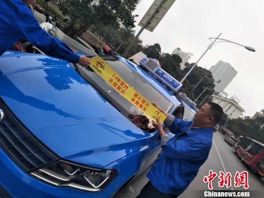 “无偿献血 免费乘车”活动现场 李香凝 摄