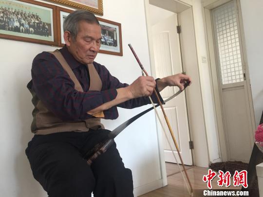 邱汉泉老人在拉奏歌曲《好人一生平安》。 孙宏瑗 摄