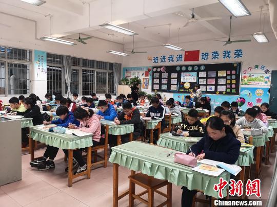 柳州市公园路小学学生放学后在校内写作业。 朱柳融 摄