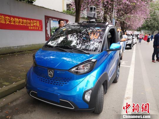 智慧信息采集车上搭载监控系统,通过人工智能算法,对路面抓拍资料进行研判。 林馨 摄