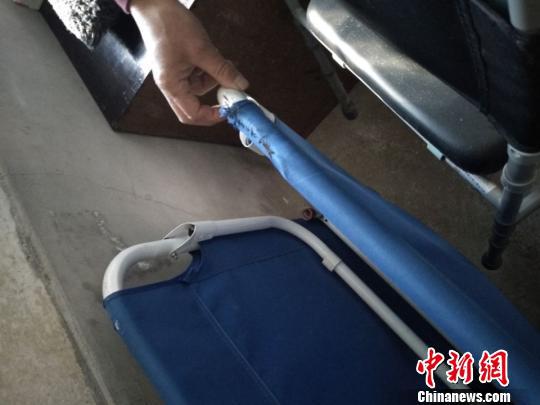 张少伟的床有明显缝补痕迹 赵伟阳 摄