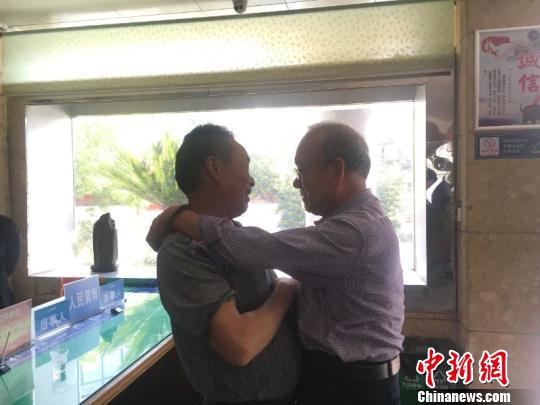 相隔31年,老哥俩在派出所见面紧紧相拥 宋建斌 摄