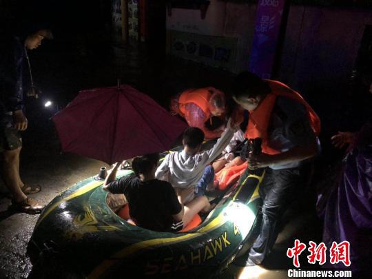 桂林市资源县警方开展洪水救援,转移被困人员。 周伟俊 摄