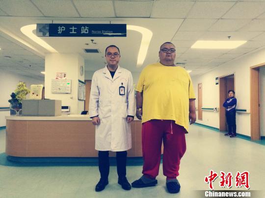 480斤胖小伙通过缩胃减重 一个月减去60斤