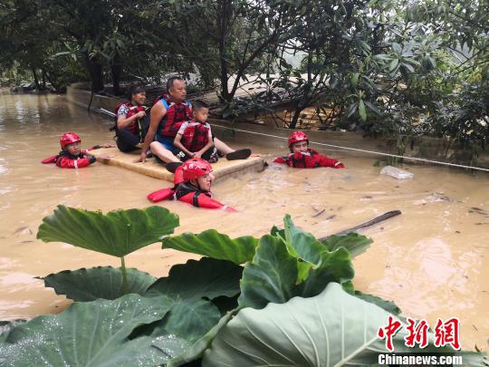 消防员转移被困居民 骆应铭 摄