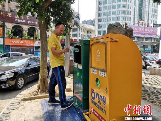 图为地埋式垃圾桶。 林馨 摄