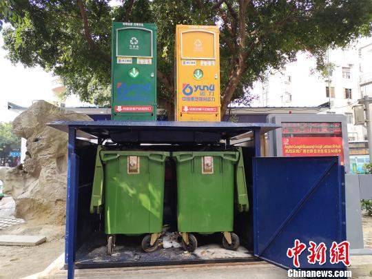 图为地埋式垃圾桶,将垃圾密封储存于地下。 林馨 摄