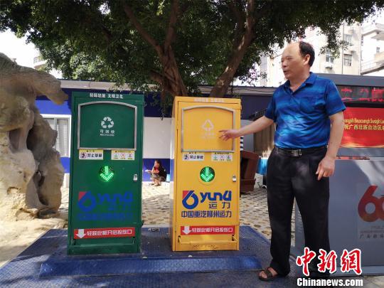 图为地埋式垃圾桶,分为地上和地下两部分。 林馨 摄