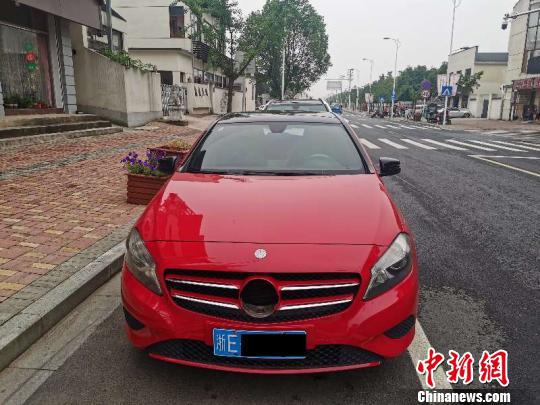 夫妻俩自家车标被盗 德清公安供图